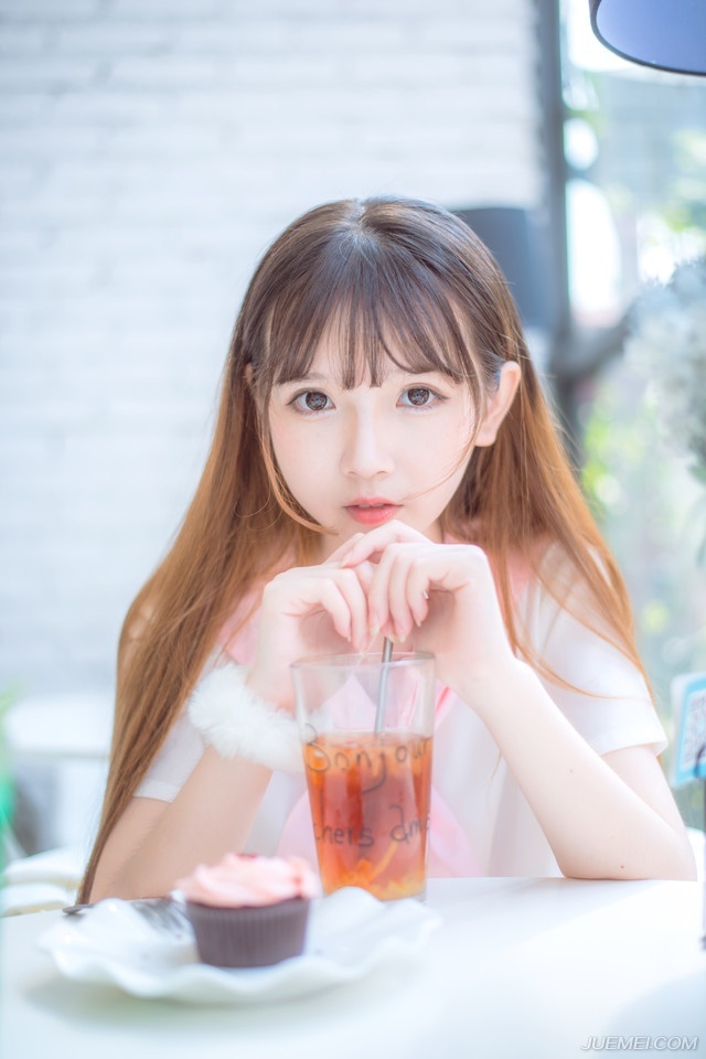 “军师，若事不可违的话，不如……”诸葛亮身边，年轻的马谡看向诸葛亮，犹豫了一下，开口劝道。